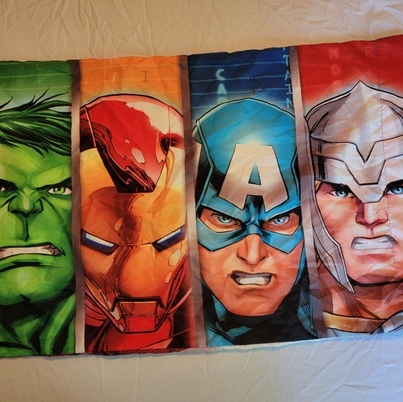 Avengers Twin Bed Fitted and straight sheets and blanket.